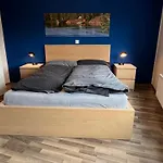 Grosszuegige, Zentrale In Apartman Leer